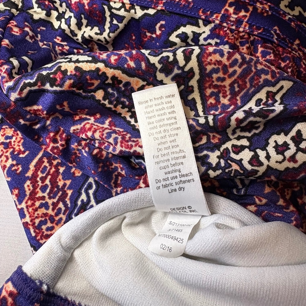 Athleta Swimsuit Top Size M - Picture 5 of 6